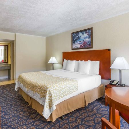 Days Inn & Suites By Wyndham Клермон Экстерьер фото