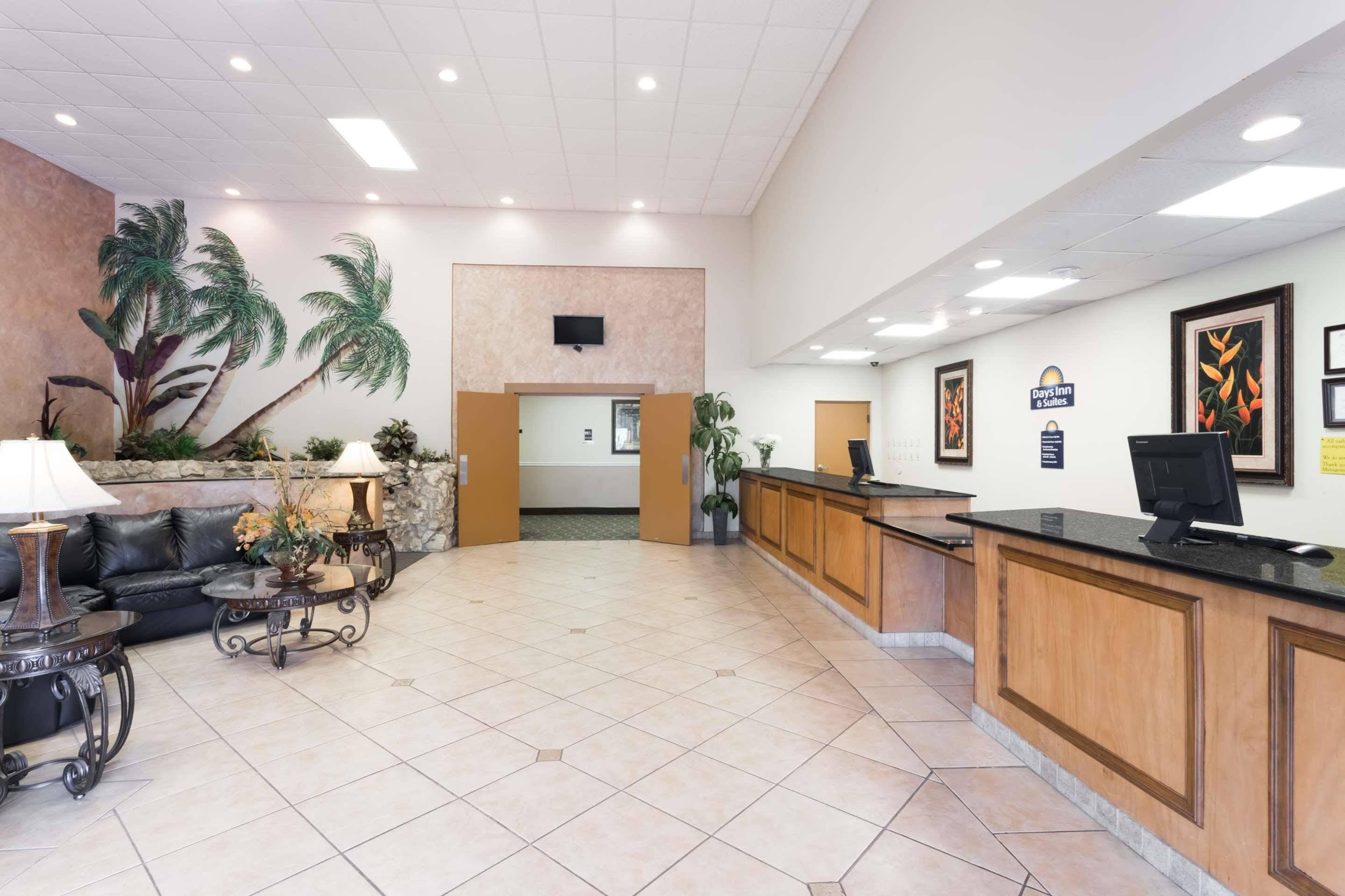 Days Inn & Suites By Wyndham Клермон Экстерьер фото