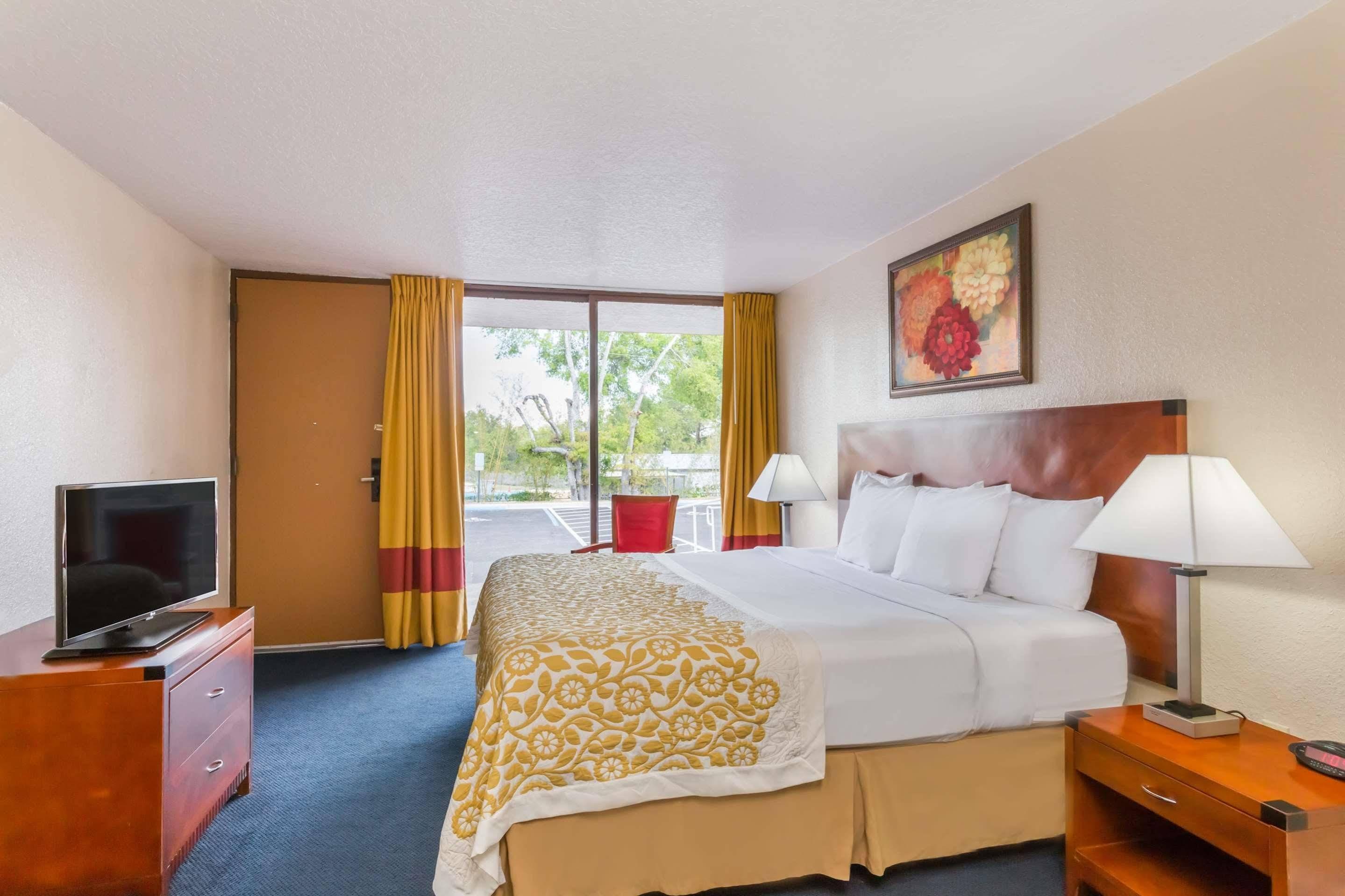 Days Inn & Suites By Wyndham Клермон Экстерьер фото