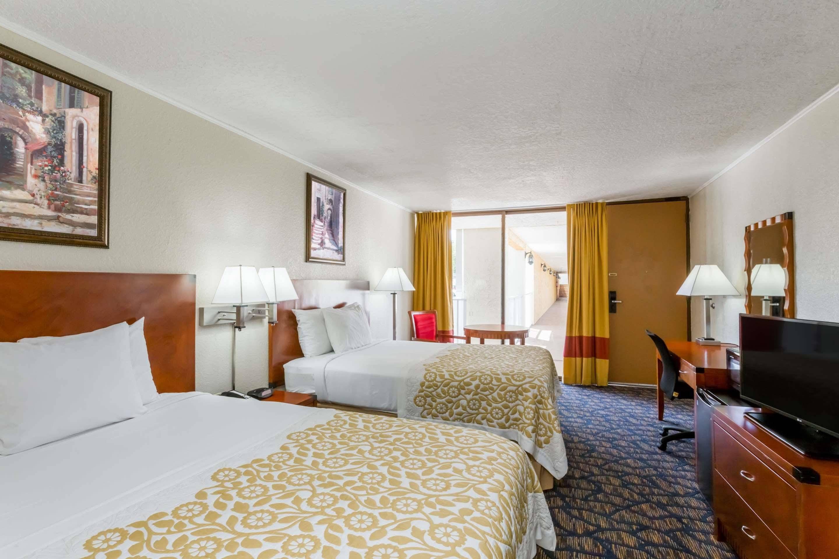 Days Inn & Suites By Wyndham Клермон Экстерьер фото