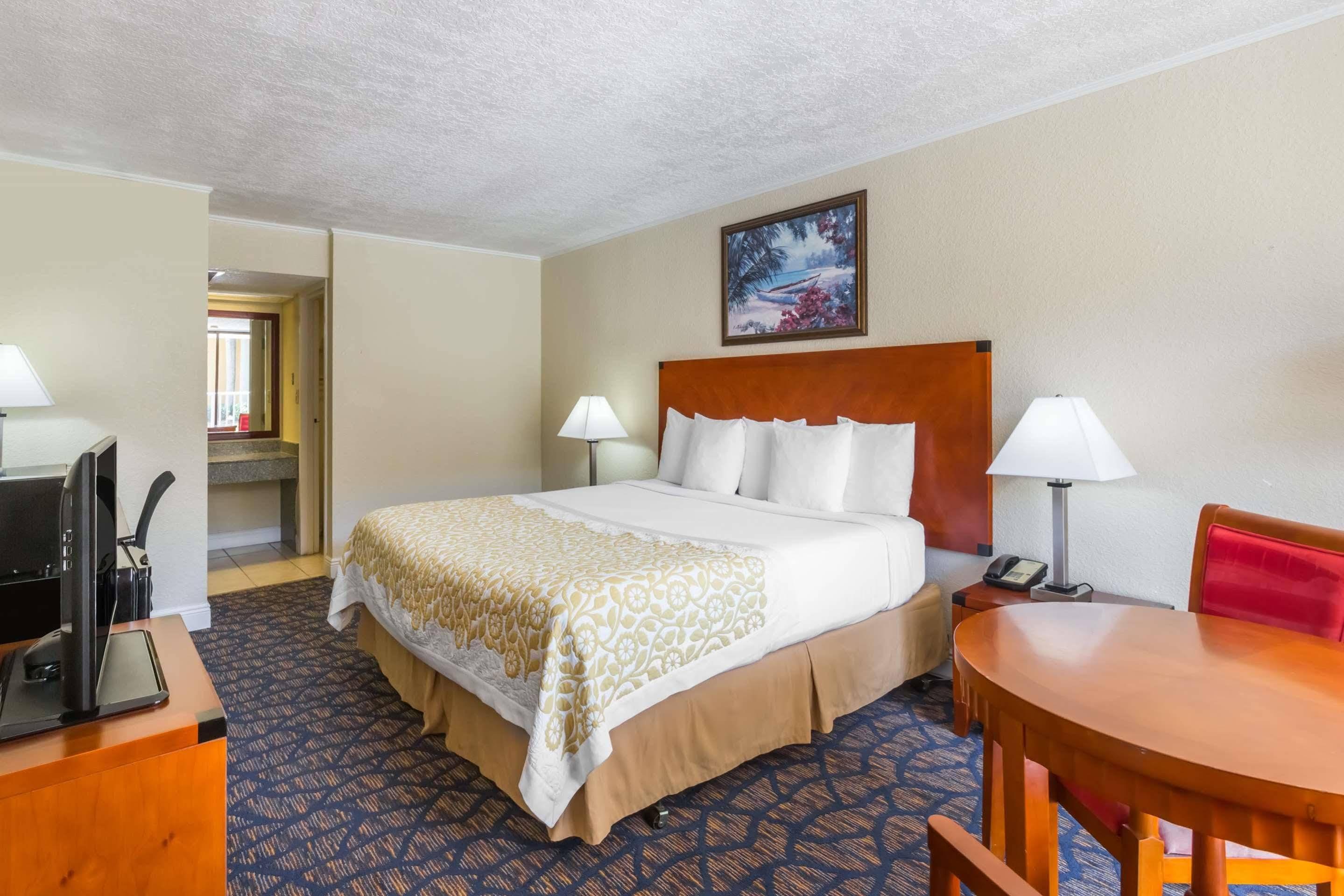 Days Inn & Suites By Wyndham Клермон Экстерьер фото
