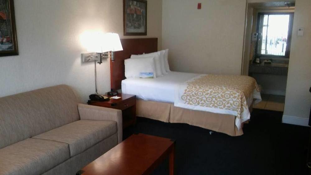 Days Inn & Suites By Wyndham Клермон Экстерьер фото