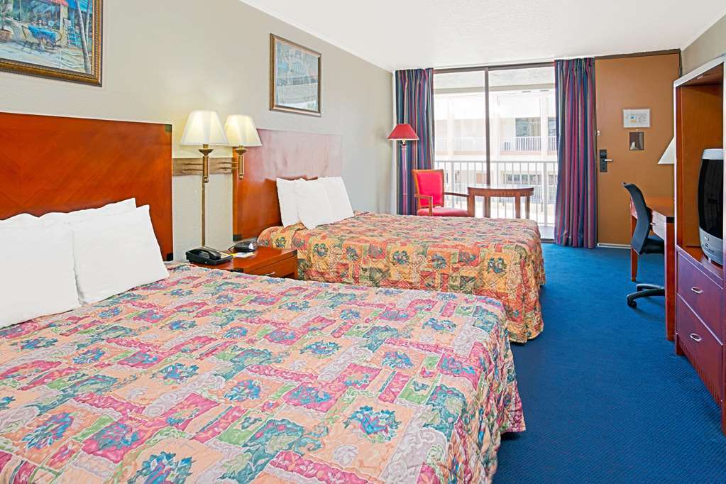 Days Inn & Suites By Wyndham Клермон Номер фото