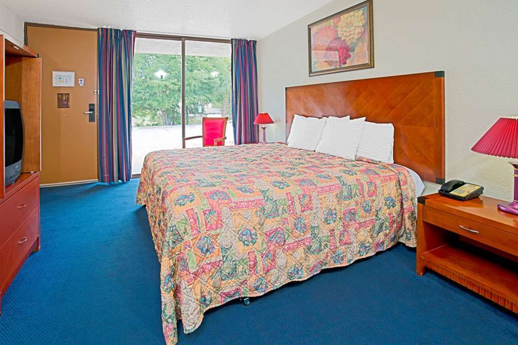 Days Inn & Suites By Wyndham Клермон Номер фото