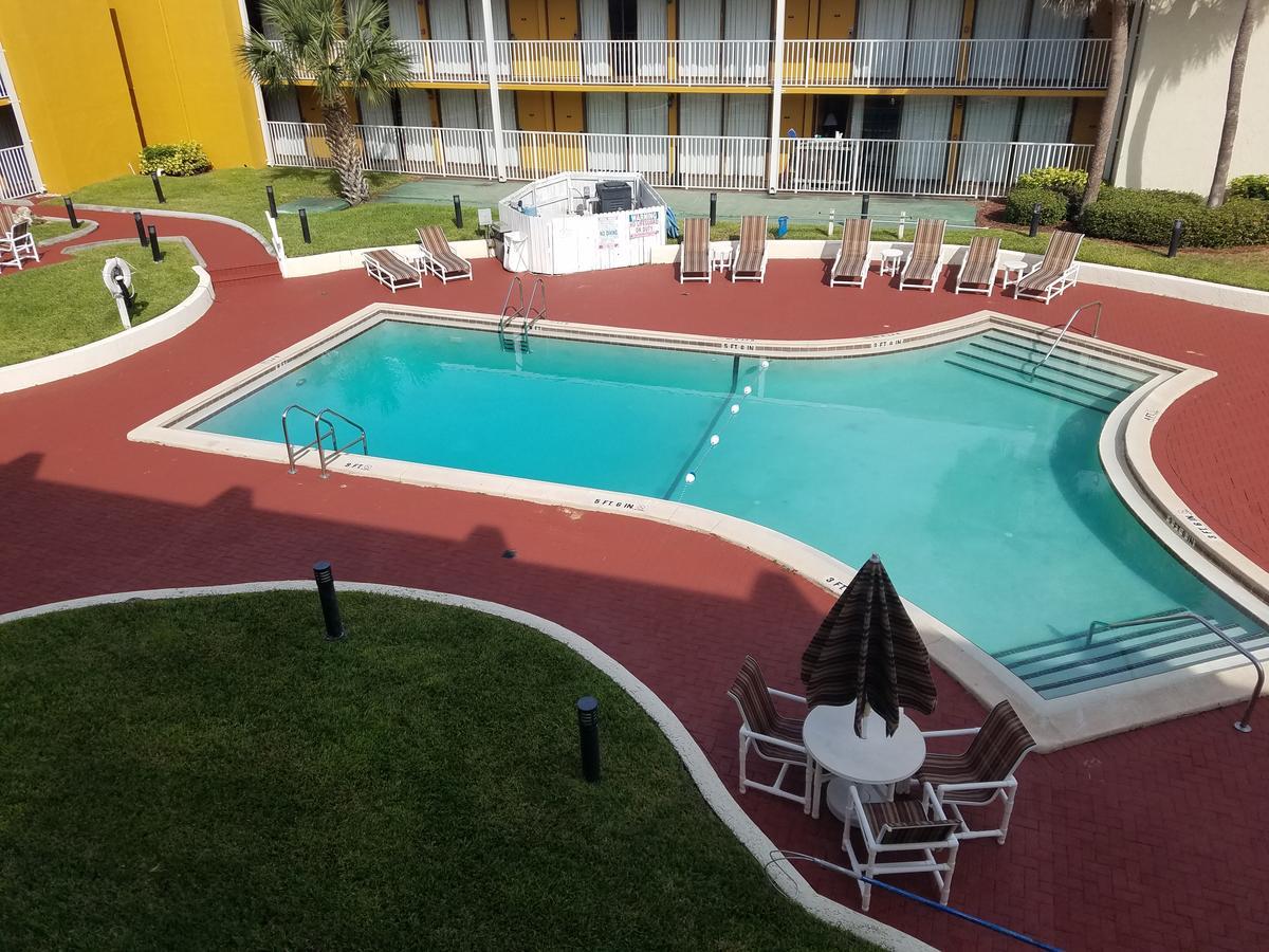 Days Inn & Suites By Wyndham Клермон Экстерьер фото