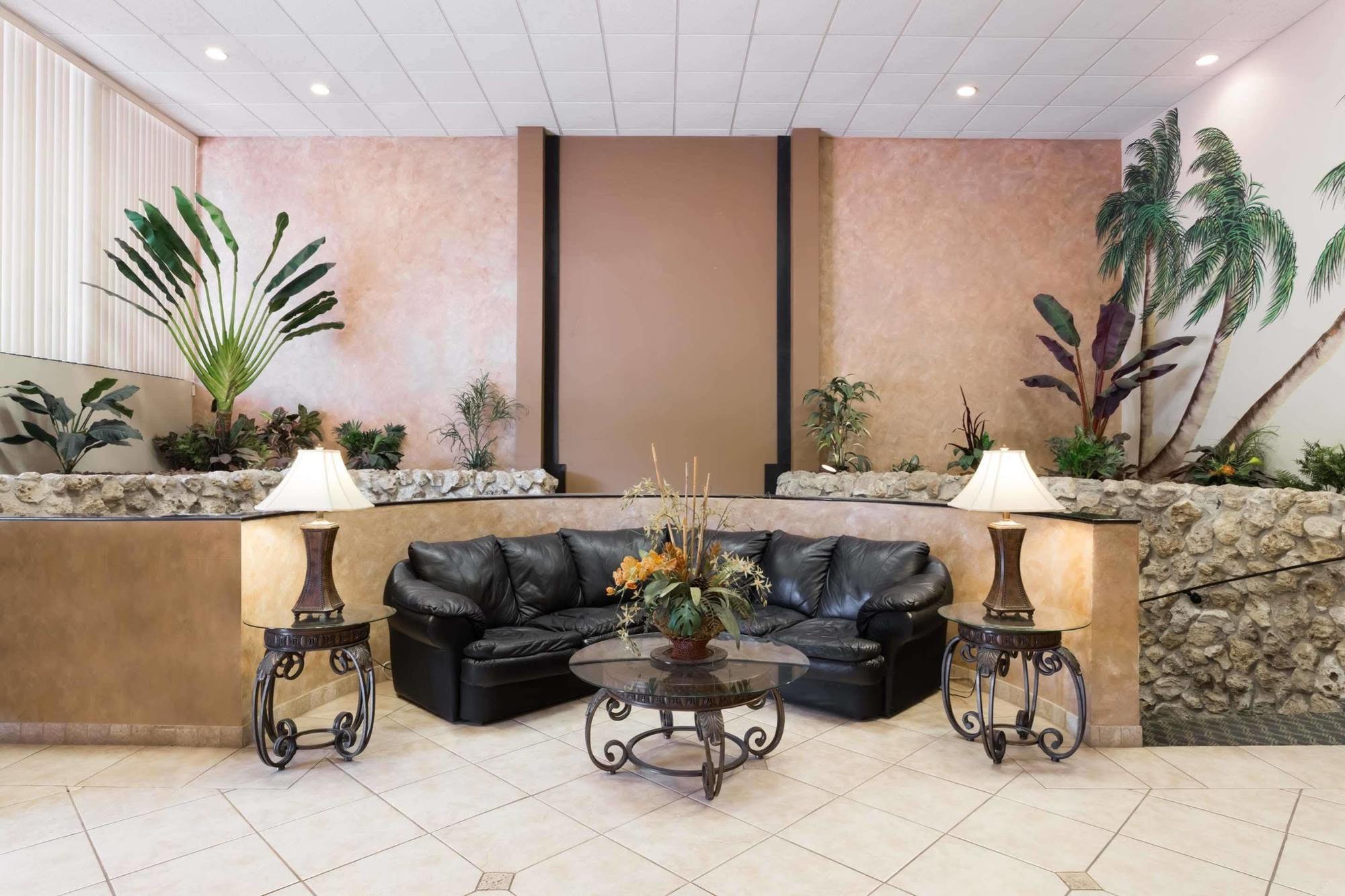 Days Inn & Suites By Wyndham Клермон Экстерьер фото