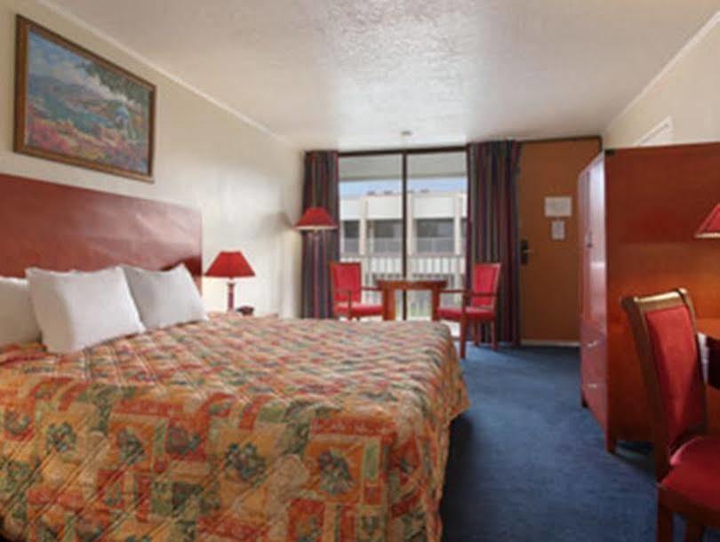 Days Inn & Suites By Wyndham Клермон Экстерьер фото