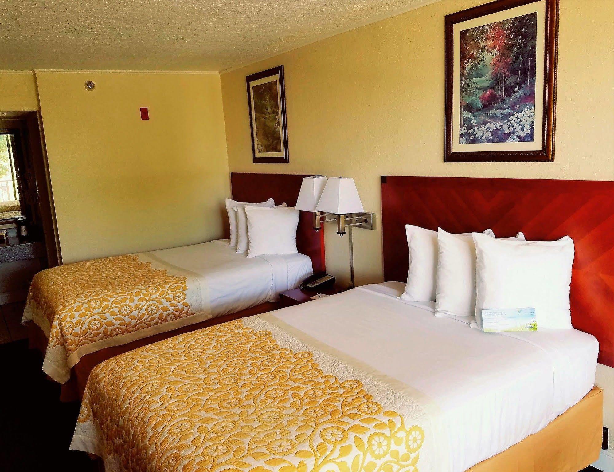 Days Inn & Suites By Wyndham Клермон Экстерьер фото