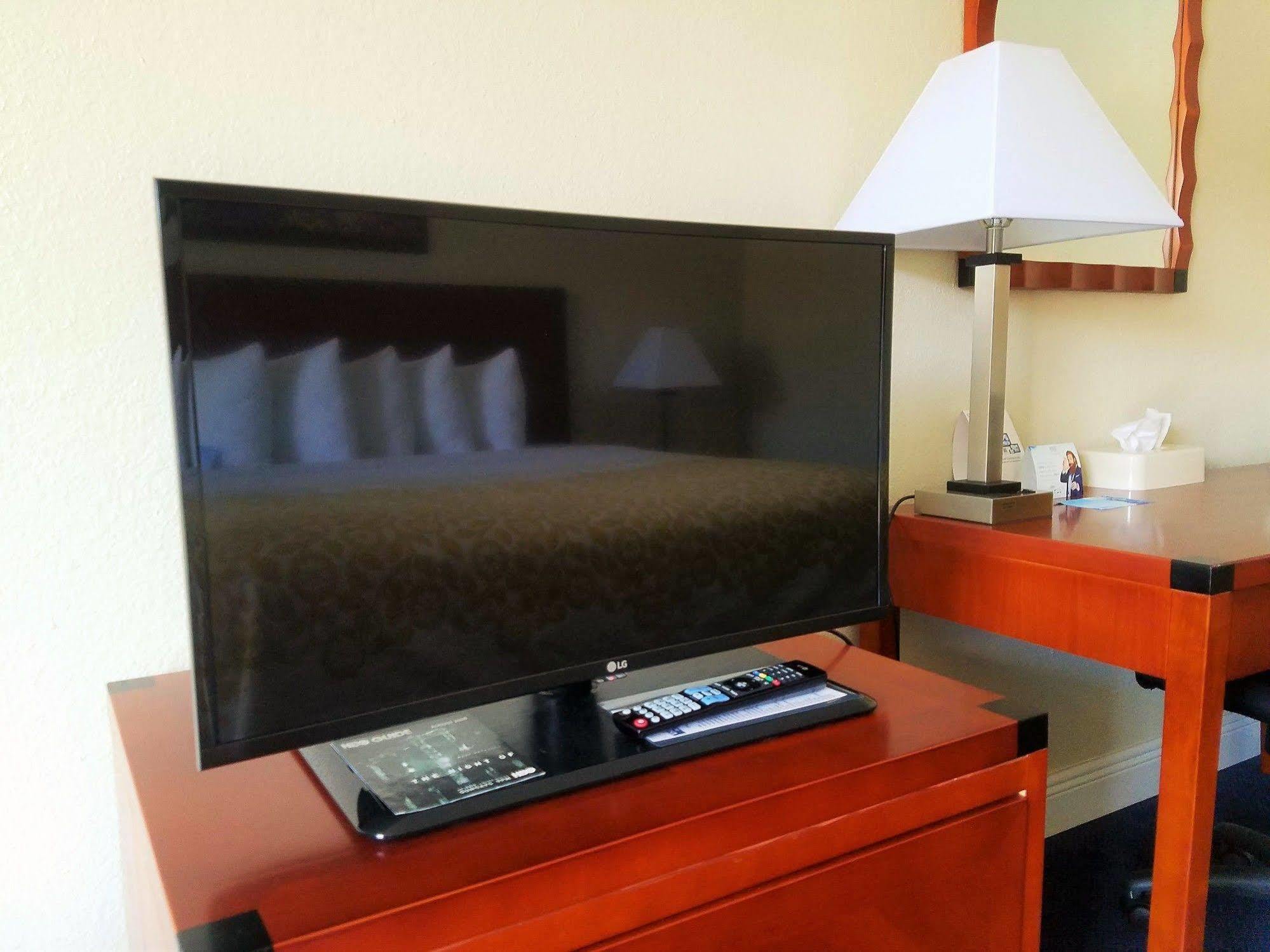 Days Inn & Suites By Wyndham Клермон Экстерьер фото