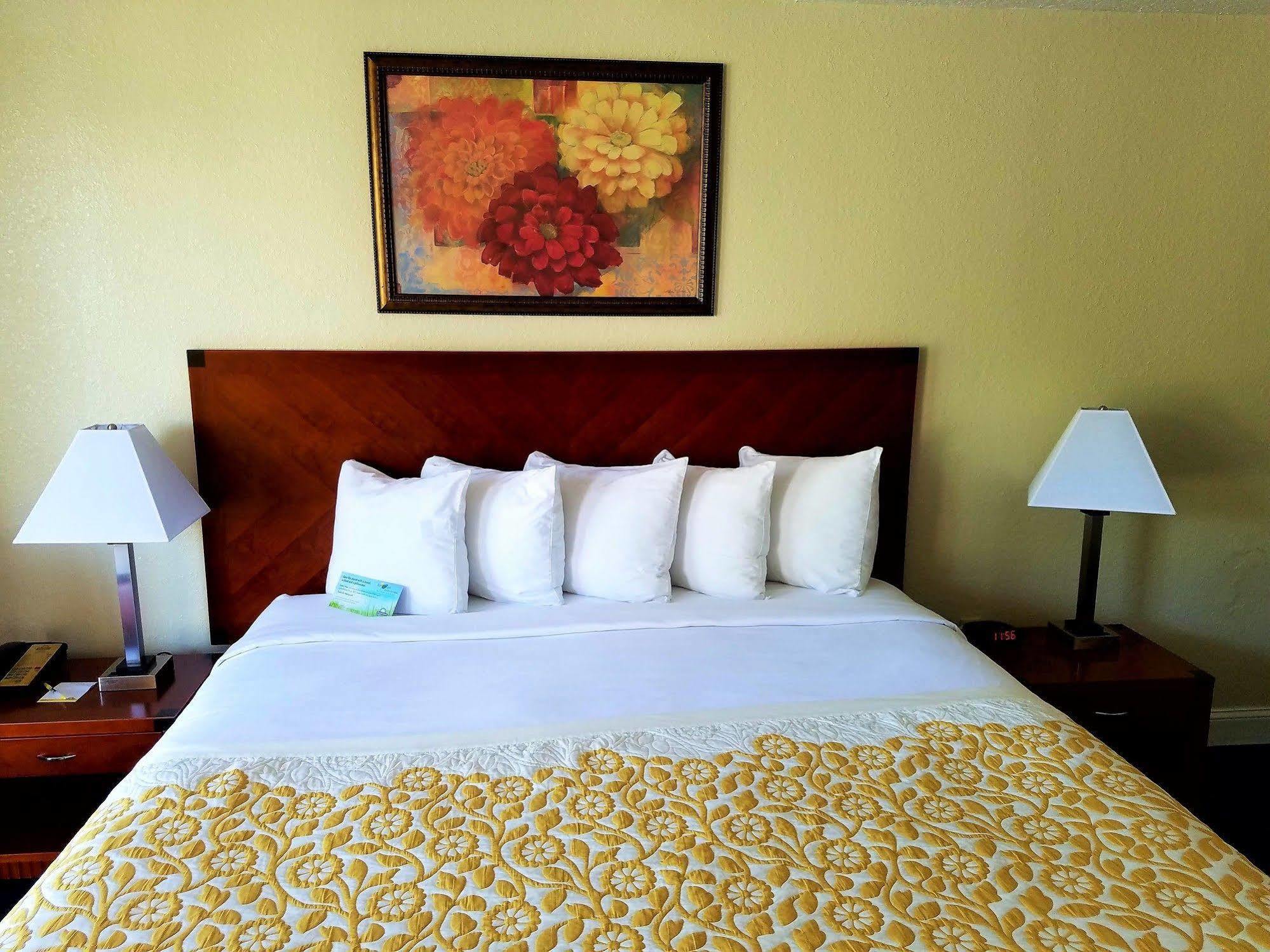 Days Inn & Suites By Wyndham Клермон Экстерьер фото