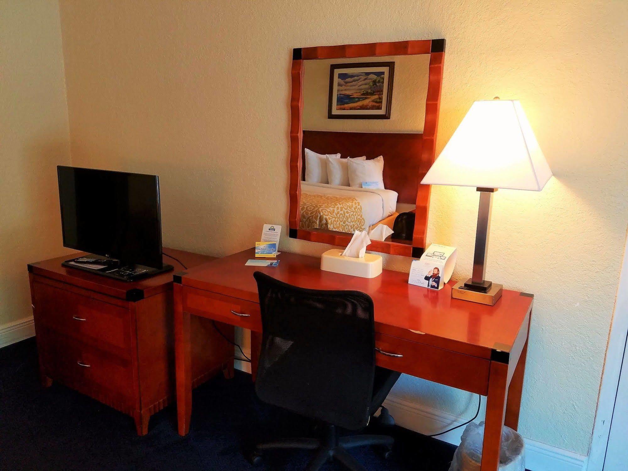 Days Inn & Suites By Wyndham Клермон Экстерьер фото